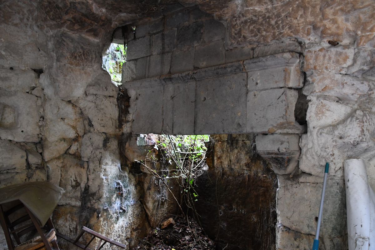 Vue d'une cheminée à corbeaux sculptés, vestiges d'une ancienne maison troglodyte.