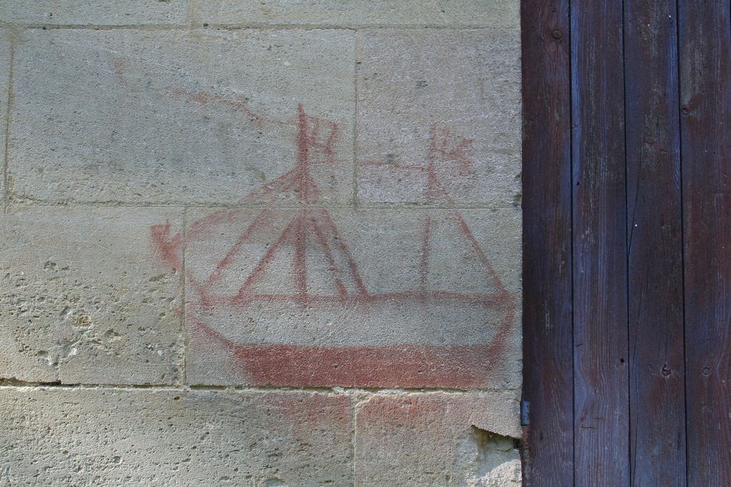 Bâtiment de gauche : graffiti de bateau.