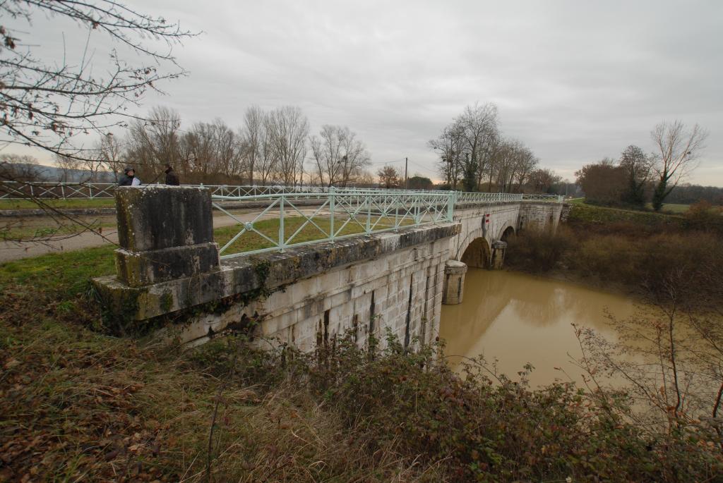 Ensemble vu de l'aval vers l'amont depuis la rive gauche, avec Baïse.