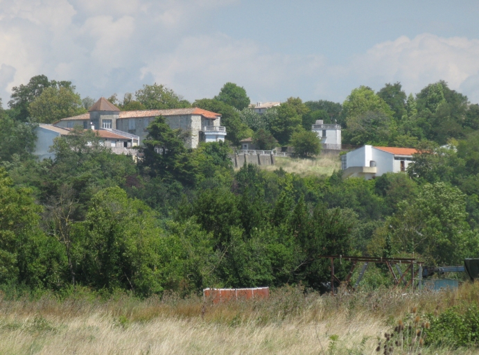 Le site de l'ancien château vu depuis le sud-ouest, avec le logis à gauche.