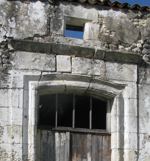 Détail de la porte et de la baie du comble de l'aile du 18e siècle.