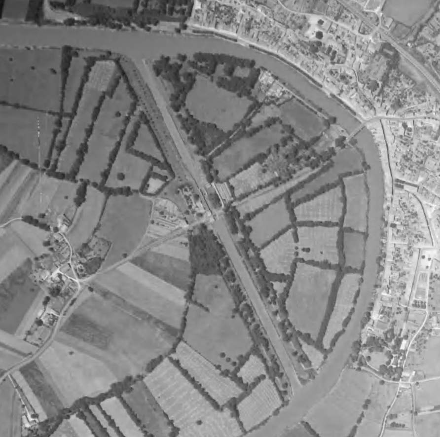 Vue aérienne de la dérivation en 1957, avant son élargissement et la construction des barrages.