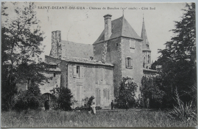 Le château vu depuis le sud, avec à gauche le passage couvert, carte postale vers 1900.