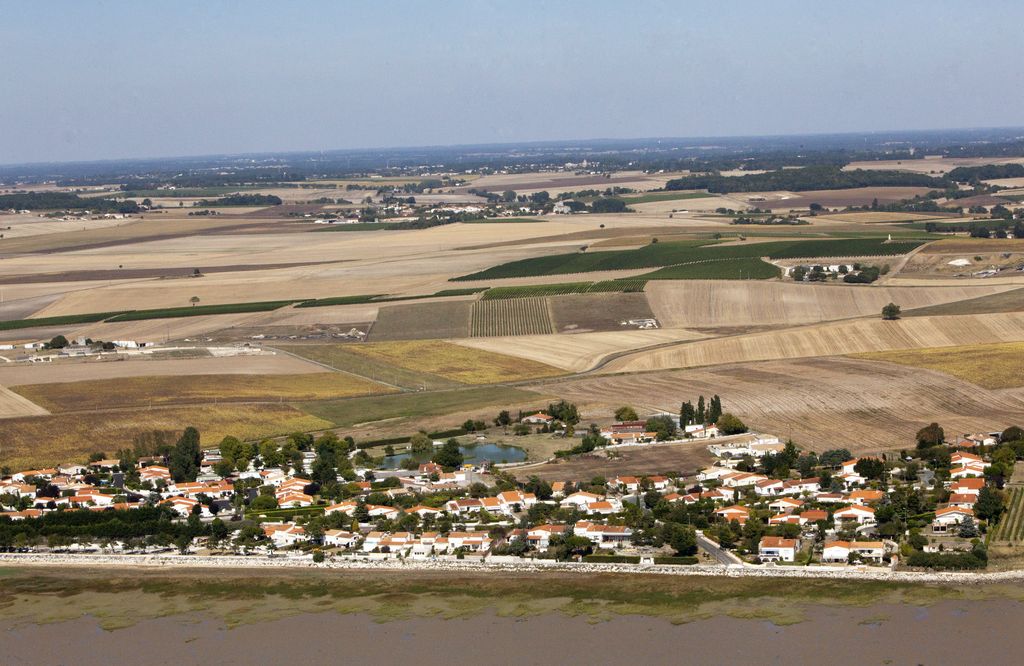 Barzan-Plage et le plateau agricole près du Fâ, vue aérienne.