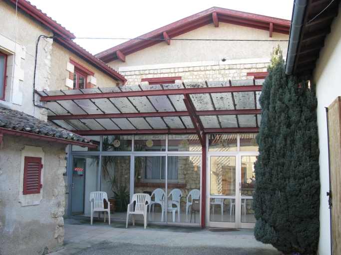 Le préau dans la cour derrière la maison, vu depuis l'est.