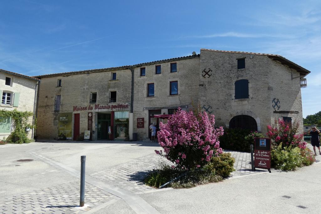 L'ensemble vu depuis l'ouest et la place de la Coutume.