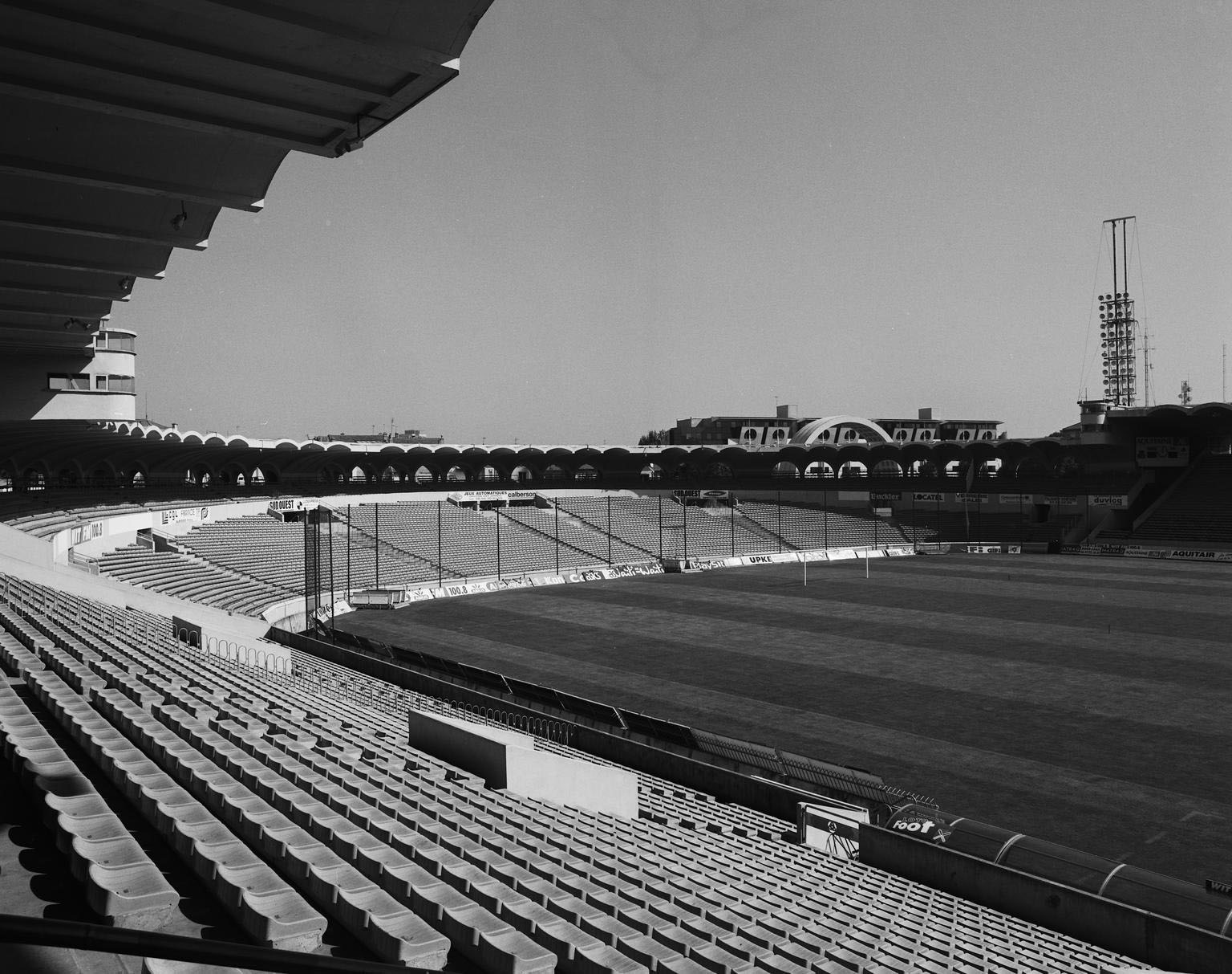 Stade, vue du virage nord depuis la tribune d'honneur.