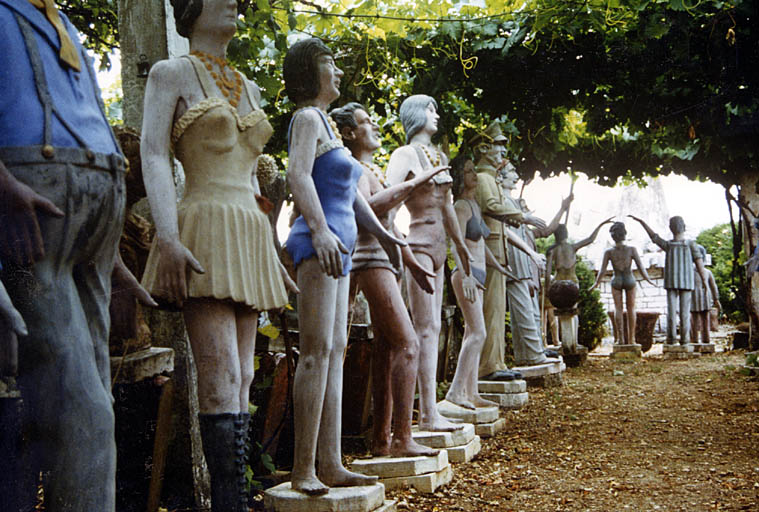 Statues situées sous la treille, photographiées en 1991.