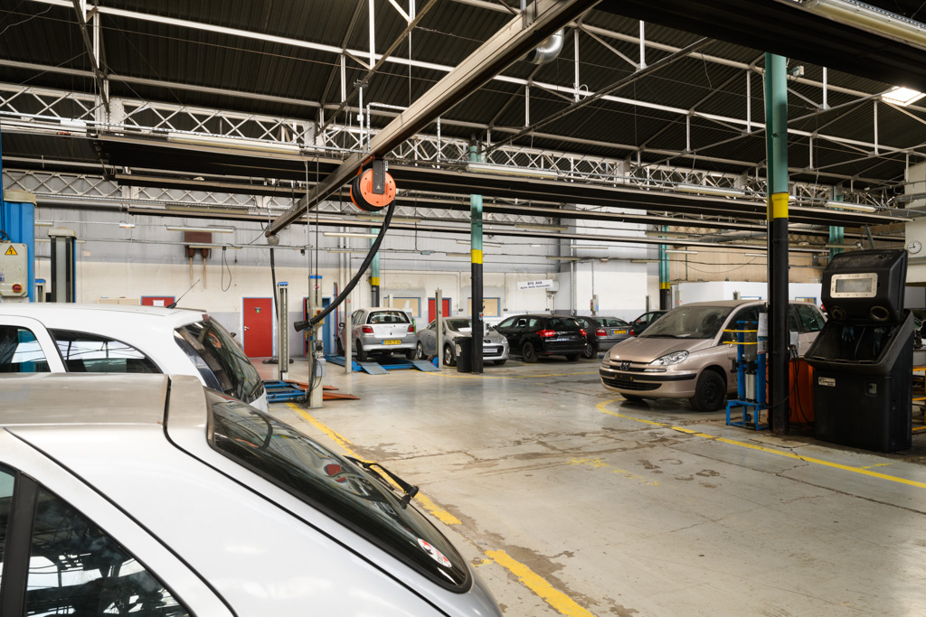Atelier de mécanique automobile.