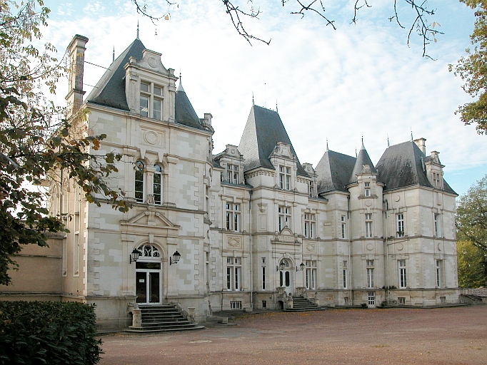 La façade nord du château qui abrite les services administratifs du CREPS.