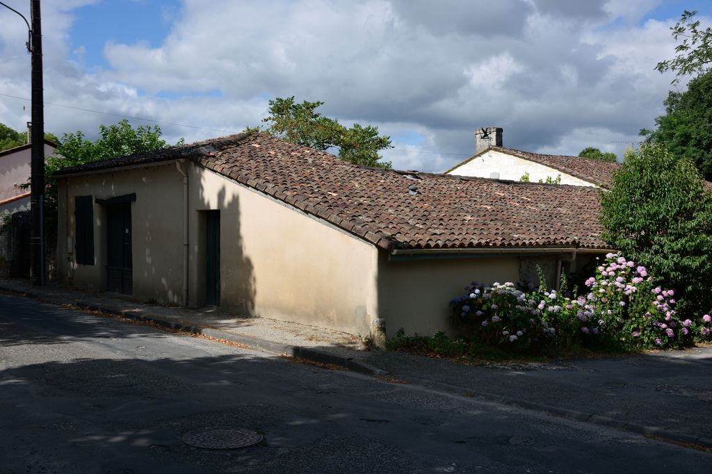 Maison dans le bourg aux pans asymétriques.
