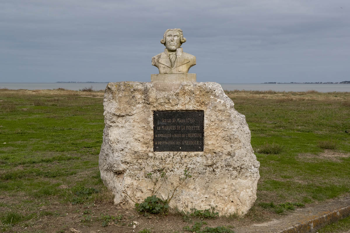 Monument commémoratif de l'embarquement du marquis de Lafayette à bord de l'Hermione, en 1780.