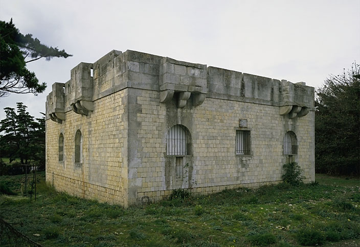 Redoute du Grouin, Loix. Le corps de garde défensif construit en 1863.