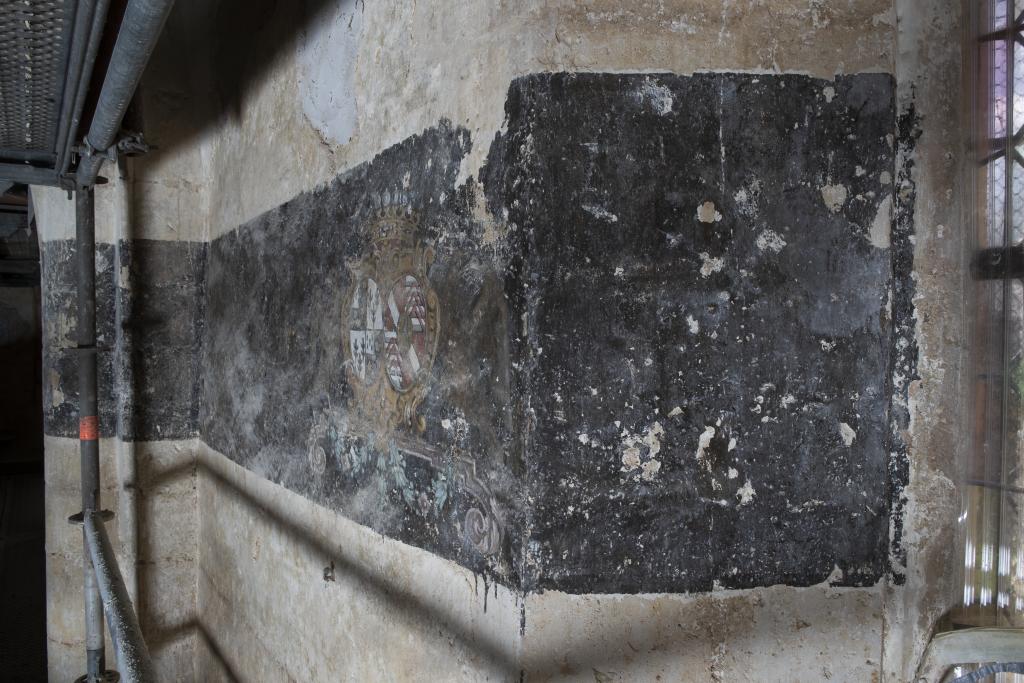 La litre armoriée peinte sur fond noir courant sur les murs de l’église.