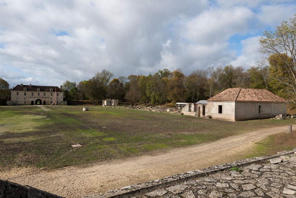 Vestiges du corps de caserne nord : vue d'ensemble depuis le sud-est.