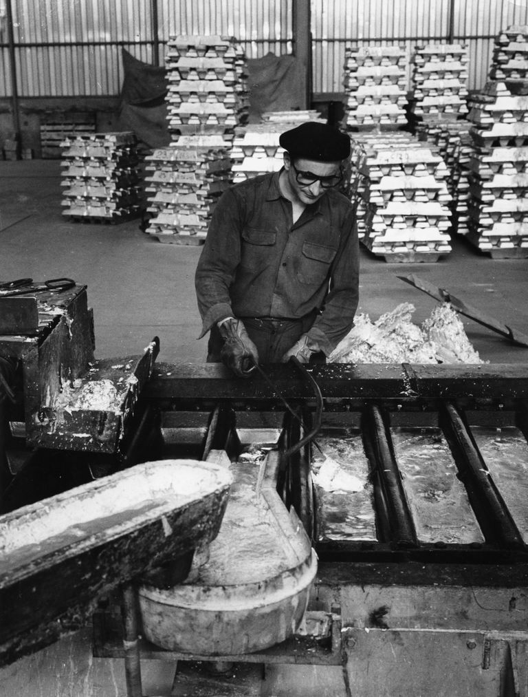 Ouvrier travaillant à la fabrication des lingots d'aluminium vers 1960