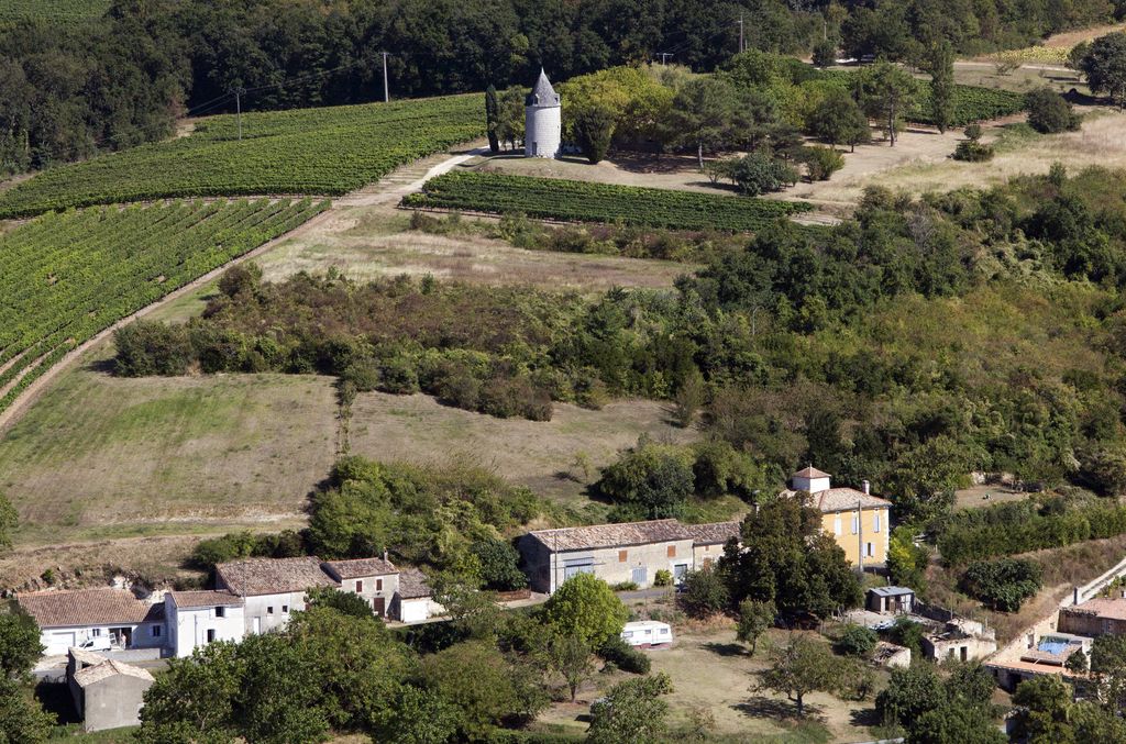 Vue aérienne : moulin de la Parée et hameau de la Trigale.