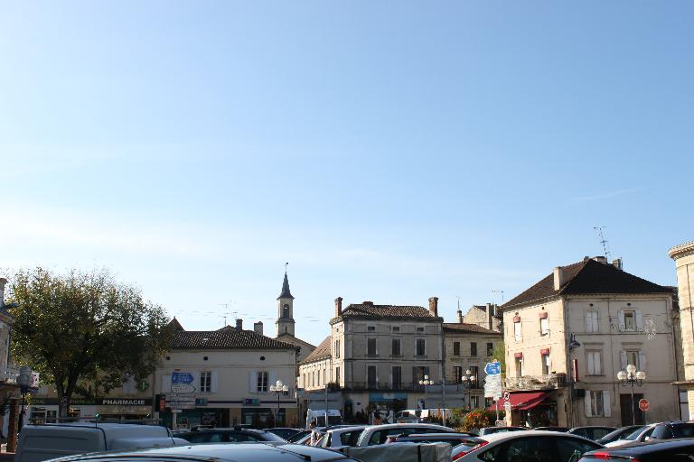 Vue du centre-ville de Montpon, depuis la place des Trois Frères Laplagne.