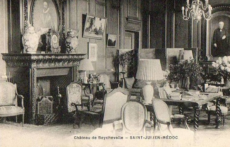 Carte postale (collection particulière) : château de Beychevelle (vue intérieure).