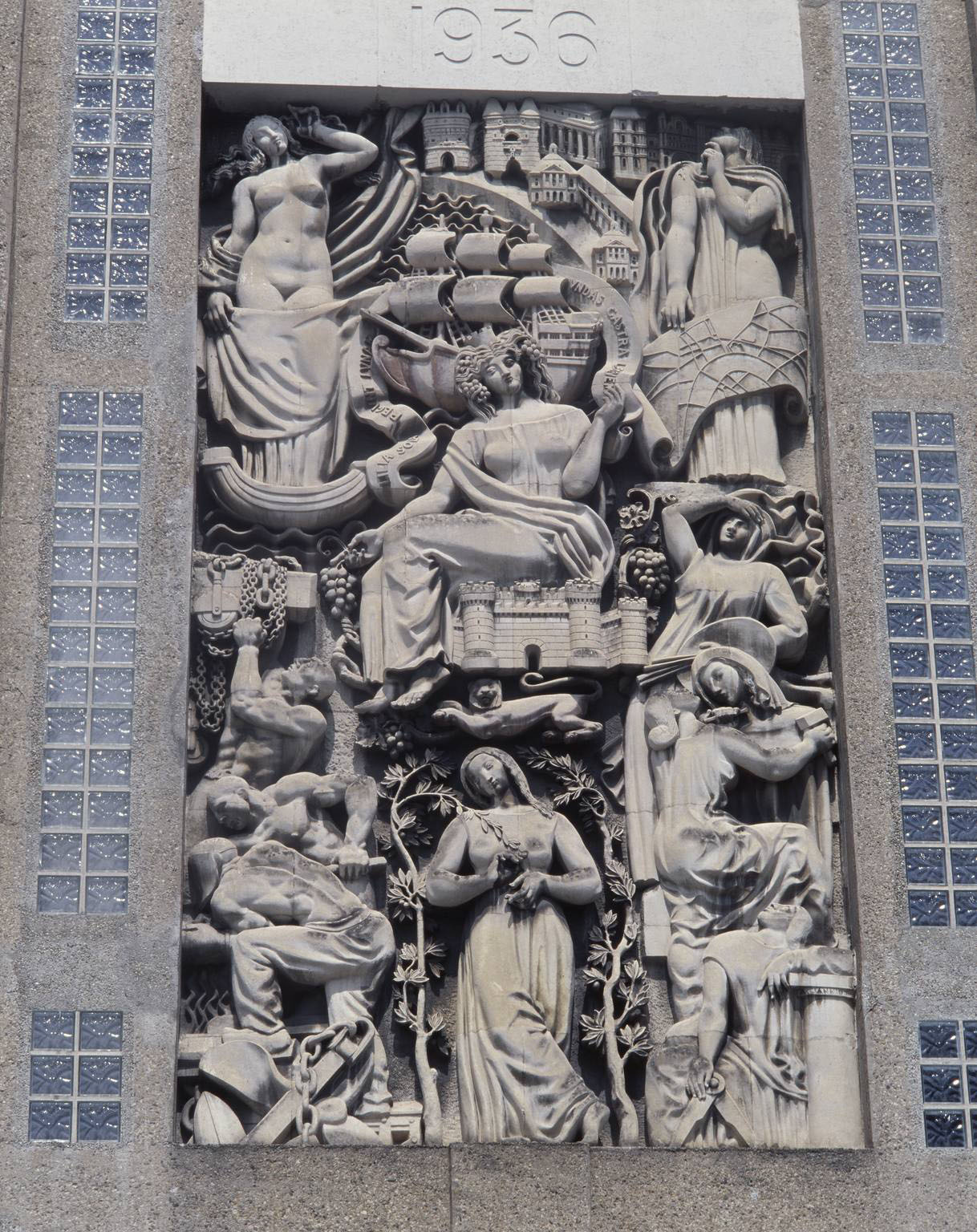 façade, détail : bas-relief.