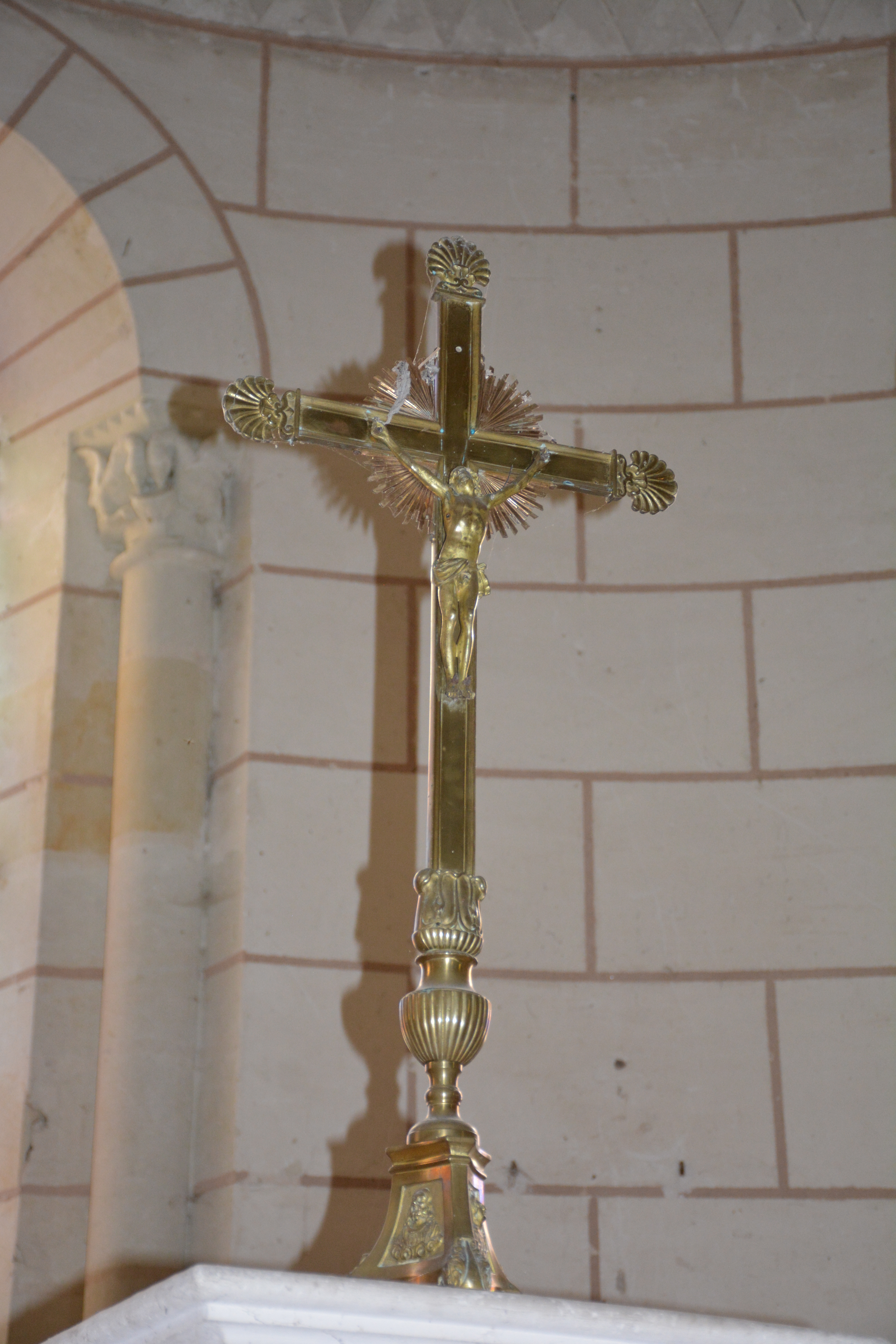 Croix d'autel de l'église de Chenevelles.