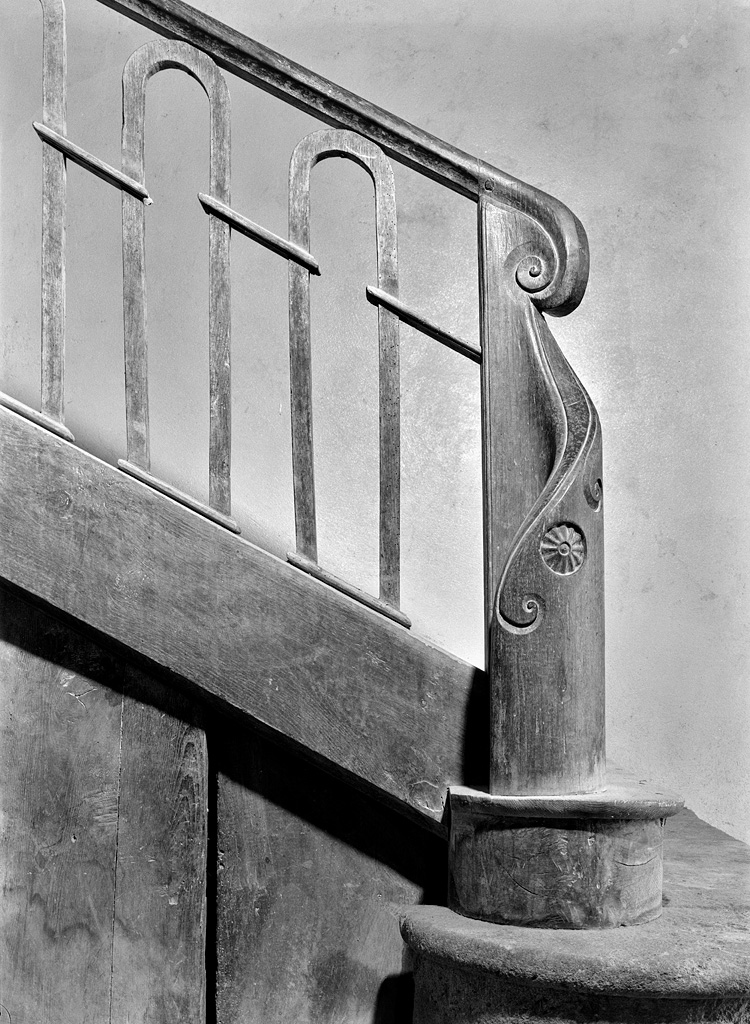 Ferme à Mourchette, hall d'entrée : détail de la rampe d'escalier, balustre de départ.