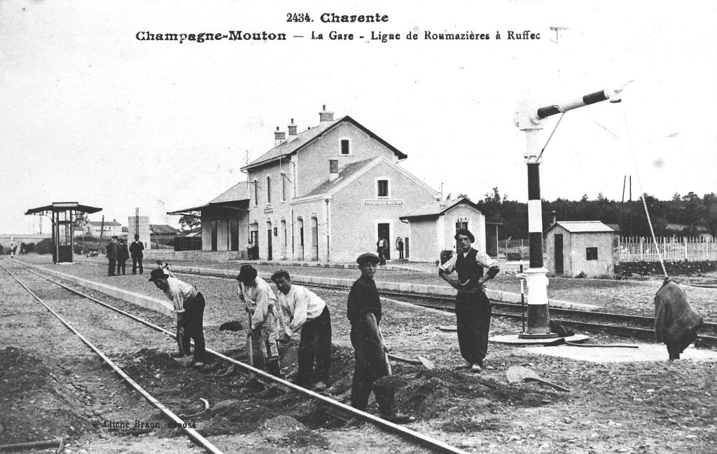 Gare de Champagne-Mouton, carte postale ancienne.