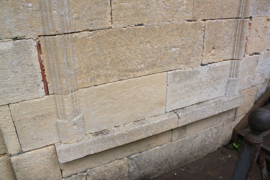 Trumeau du côté nord du bâtiment principal. Détail du traitement décoratif d'une table.