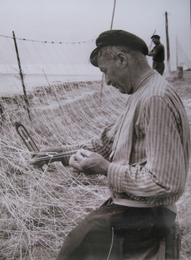 Réparation des filets de pêche à l'esturgeon vers 1950.