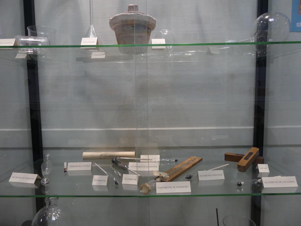 Vitrine 4 : aréomètre de Fahrenheit, thermomètre flotteur, densimètre, alcoomètre, aréromètre de Baumé, lactodensimètre de Quevenne, osmomètre, niveaux.