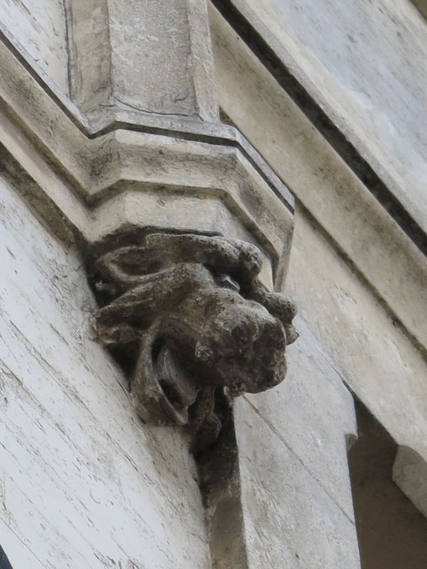 Détail de la façade nord : tête de lion sculptée.