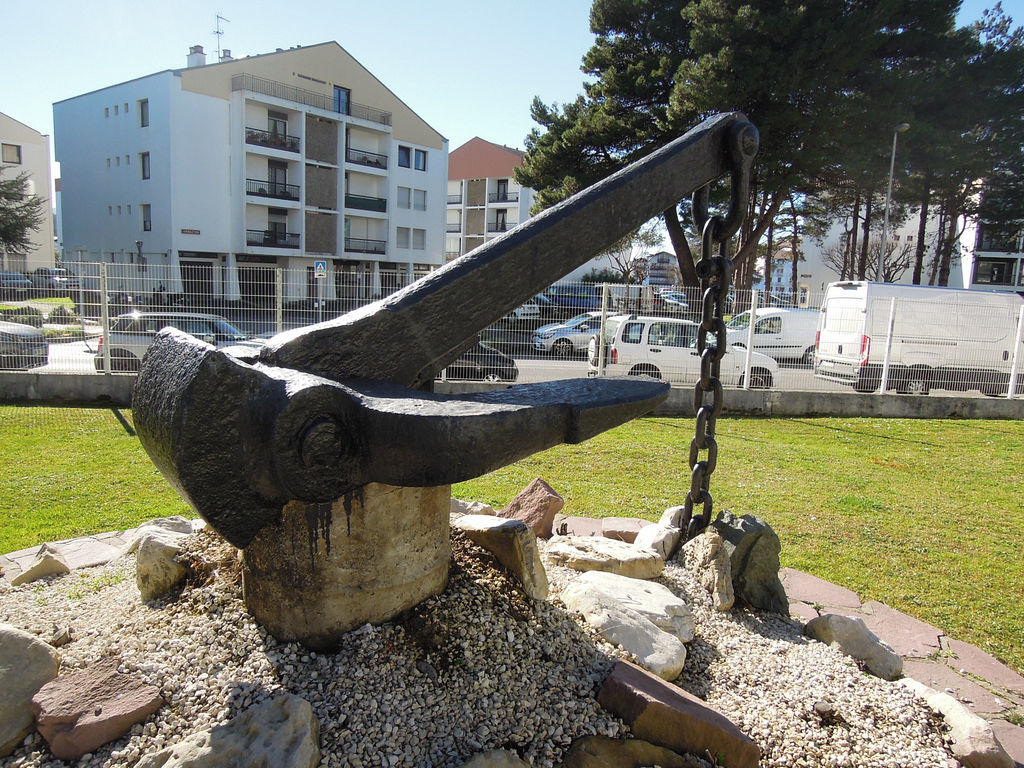 Ancre de marine décorative remplaçant la sculpture métallique démantelée.