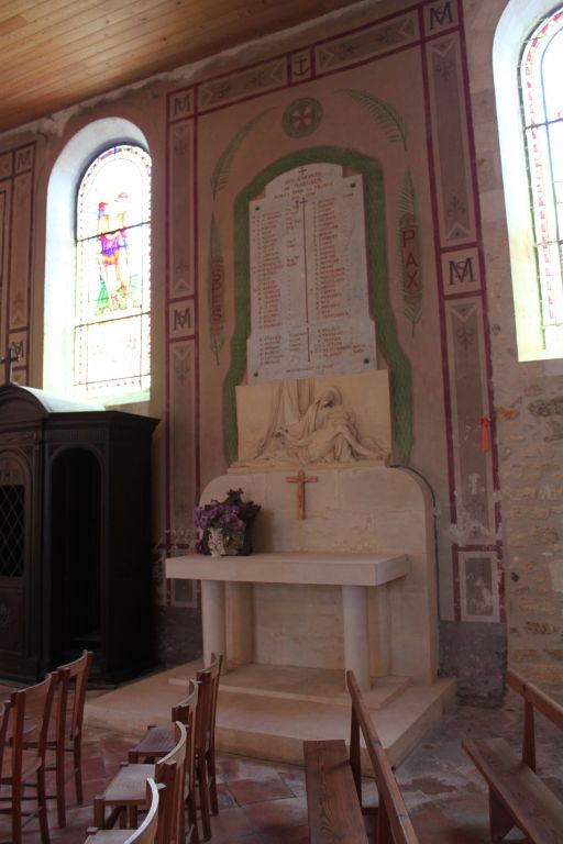 Bas-côté sud : monument aux morts.