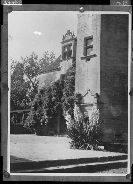Vue du pied de la tour d'escalier du corps de logis principal : porte d'entrée en 1944 (cliché A. Barbillat).