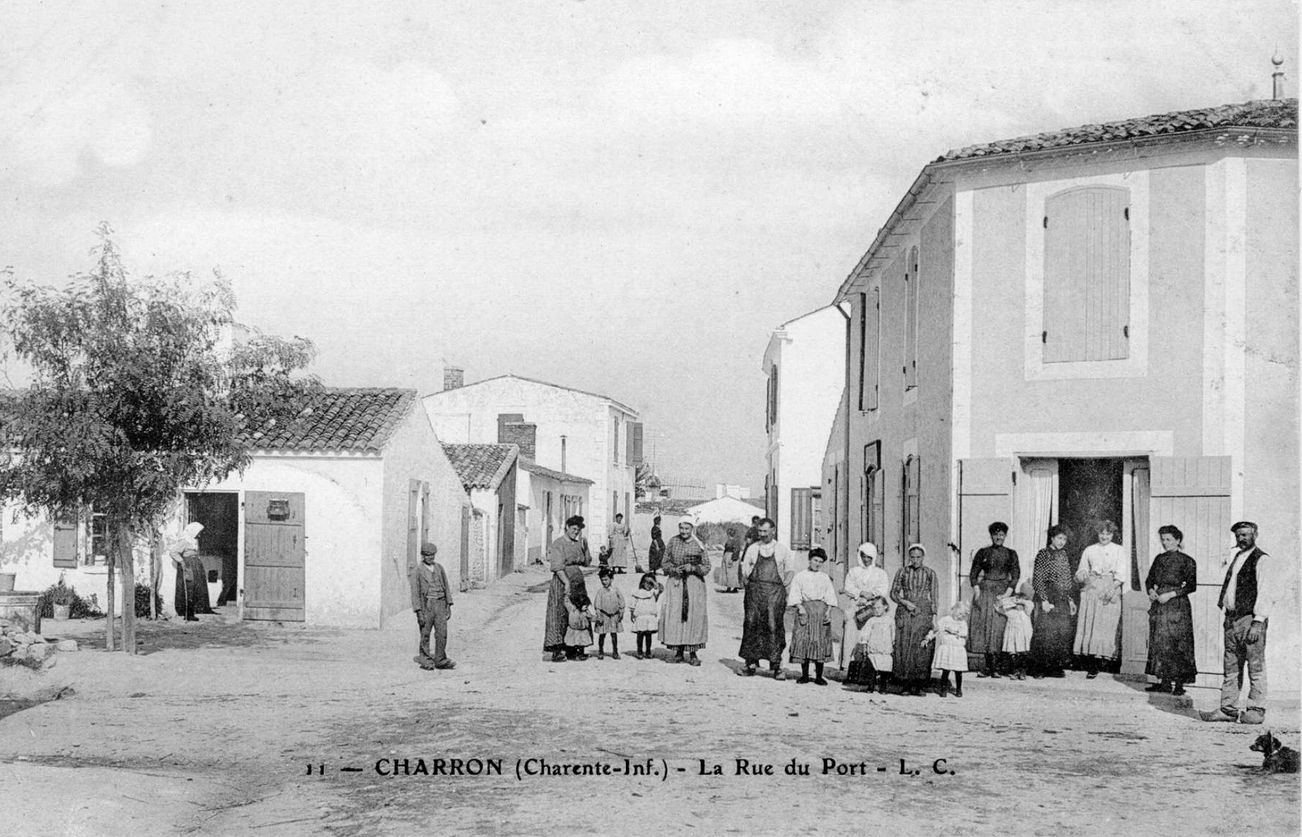 Le carrefour entre la rue du 14 Juillet (ancienne rue du Port) et la rue des Ecoles vers 1900.