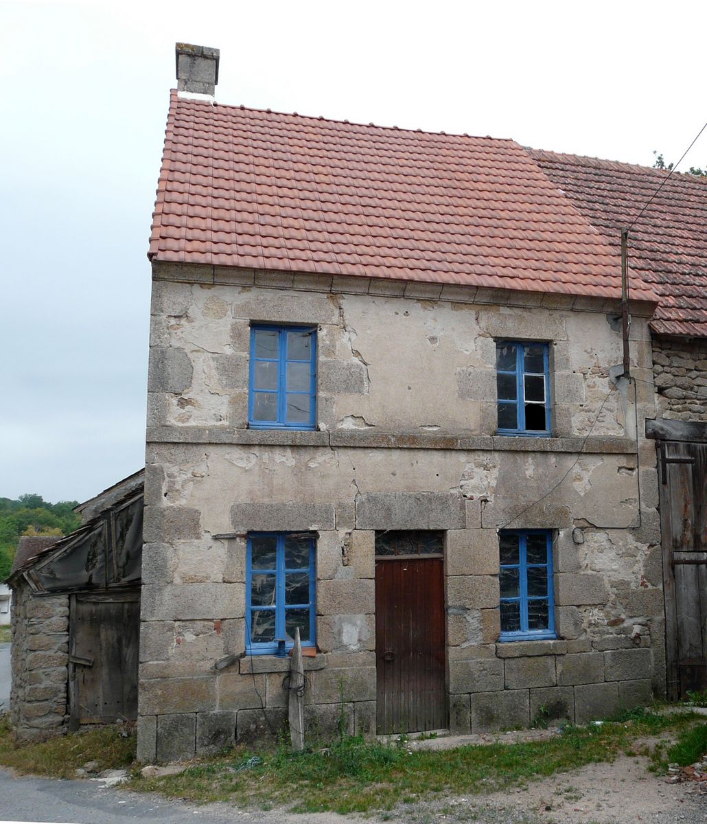 Grand Montpion - 2008 AV 217 - Logis d'une ferme de type bloc à terre, doté d'un solin et d'une corniche en pierre de taille, d'une imposte, d'un bandeau en saillie et d'une souche de cheminée en granite.