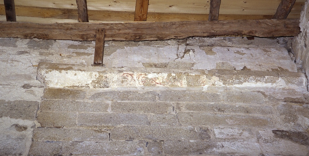 Eglise, cordon sculpté situé sur un pilier séparant la troisième travée et le choeur détruit. Ce cordon, côté choeur, montre des traces de décor peint.
