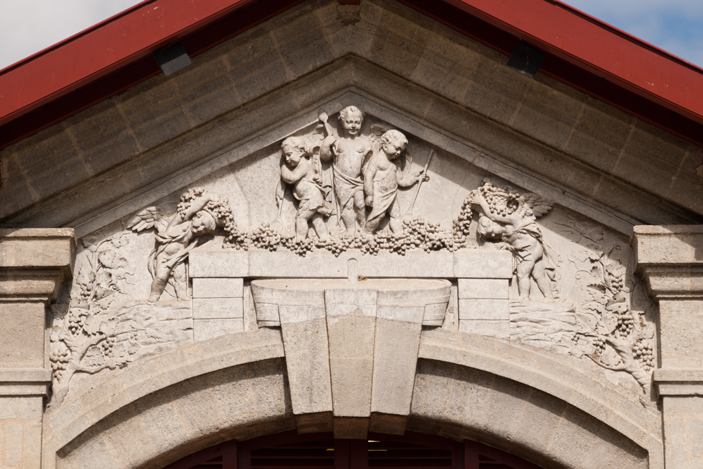 Cuvier, façade sur cour : détail du fronton sculpté.