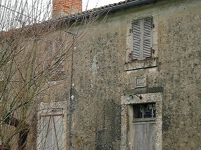 Détail de la pierre portant la date 1900.