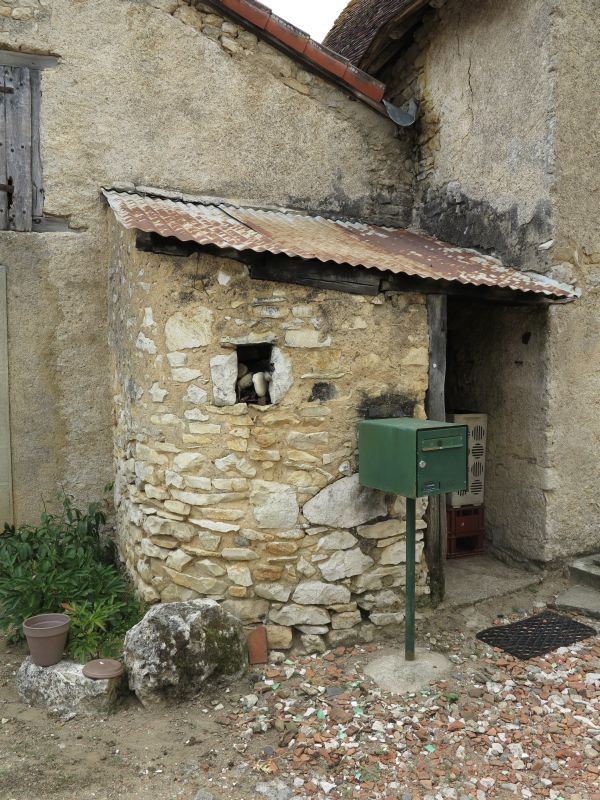 Edicule à angle arrondi adossé aux bâtiments situés à l'ouest de la première cour.