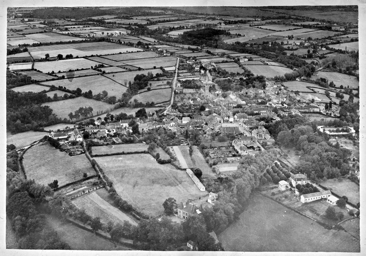 Vue aérienne du village de Garlin.