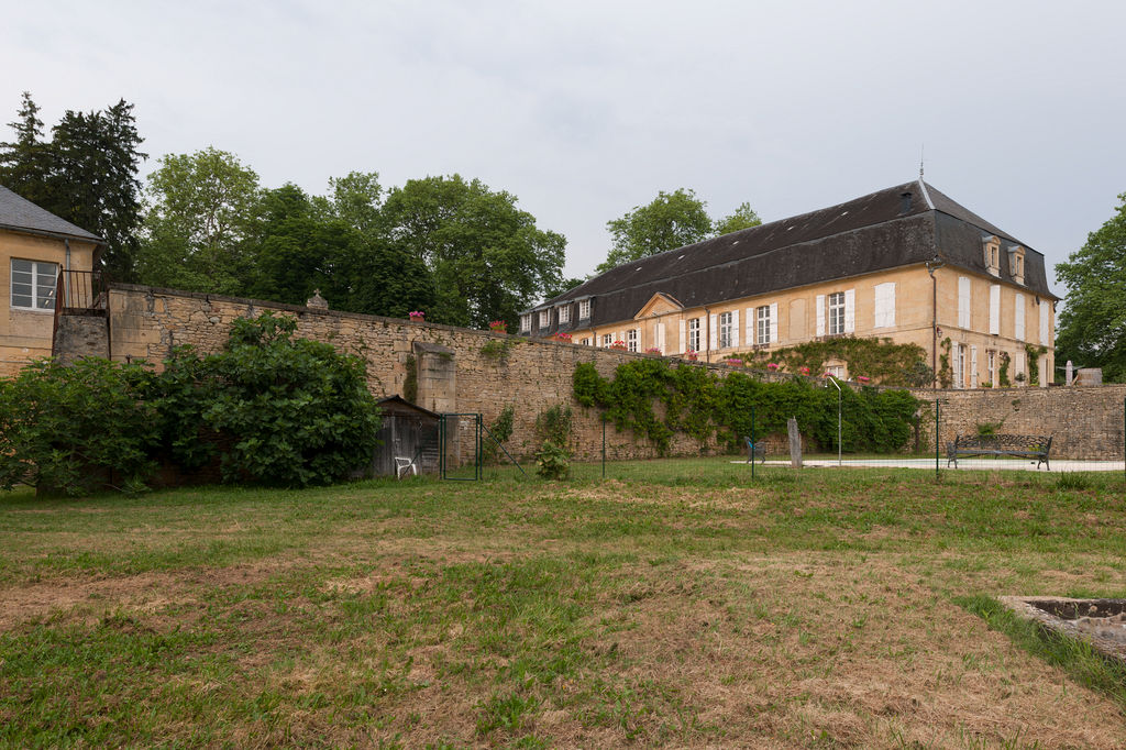 Vue du mur de soutènement de la terrasse haute portant la cour.
