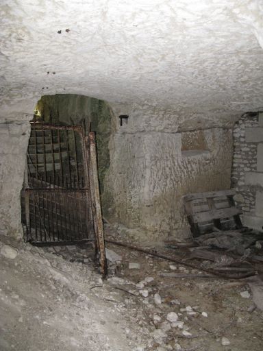 Salle troglodytique en bas de l'escalier.