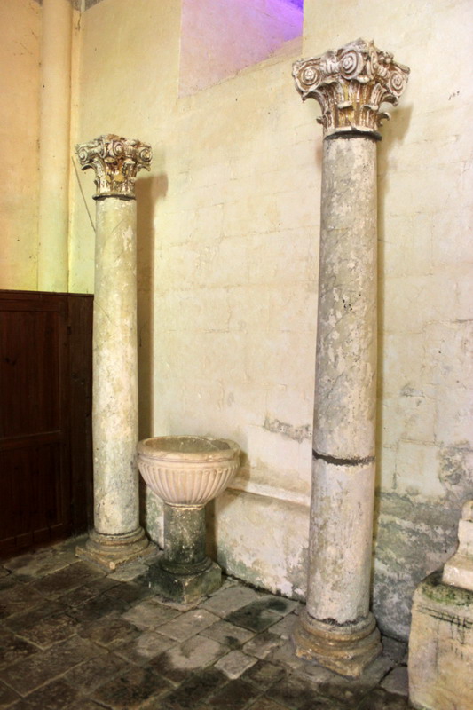 Des colonnes déposées à l'entrée de la nef.