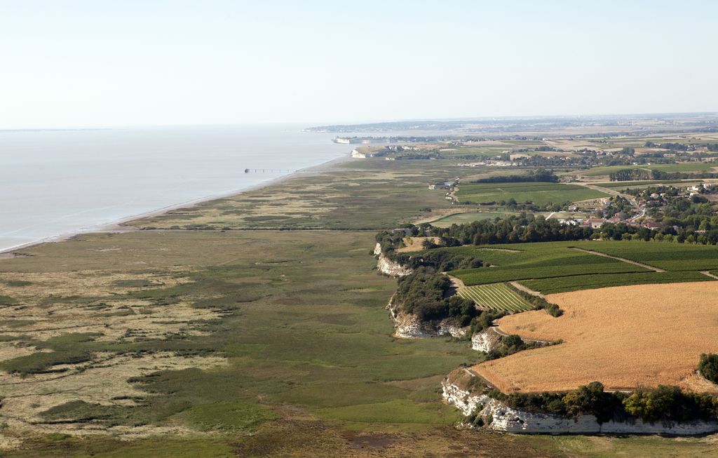 Vue aérienne de l'estuaire, des marais et des falaises.