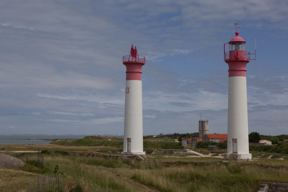 Le phare de l'île d'Aix avec ses deux tourelles.