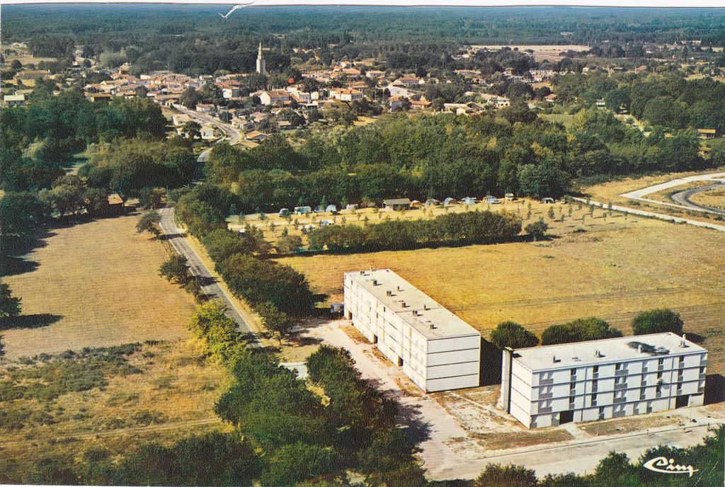 Carte postale (collection particulière) : vue aérienne du bourg dans les années 1970.