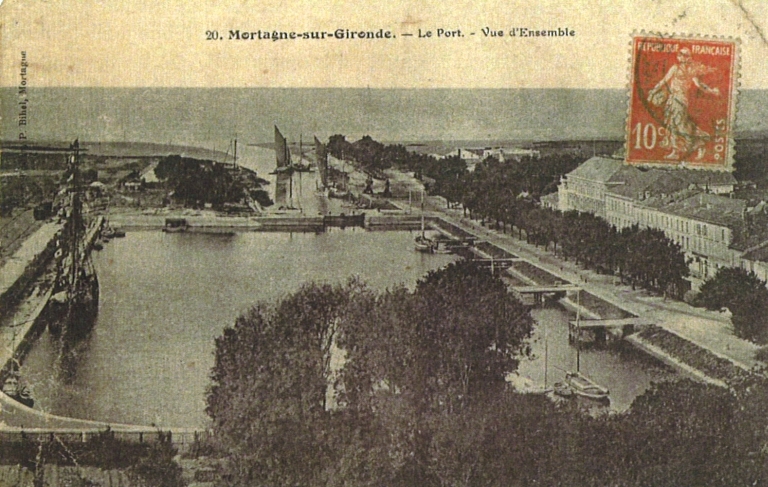Carte postale vers 1910, la minoterie, à droite, au bord du port récemment élargi.