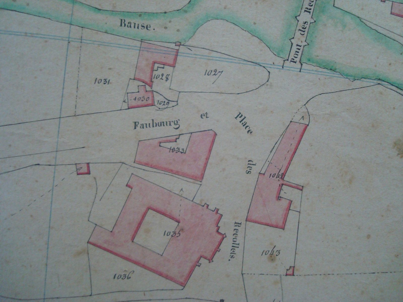 Plan géométrique de la ville d'Aubusson dressé par le géomètre Charrière en 1812 : sur la parcelle 1042, face au couvent des Récollets, la manufacture de tapis Sallandrouze de Lamornaix, à l'emplacement de laquelle fut bâti l'hôtel (AN)