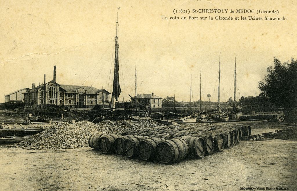 Port de Saint-Christoly-Médoc et usine Skawinski vers 1910. Carte postale (coll. particulière).